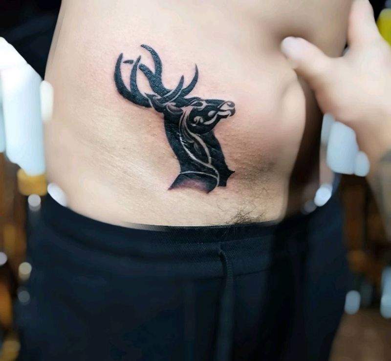 图腾鹿财纹身图片_腹部纹身图案