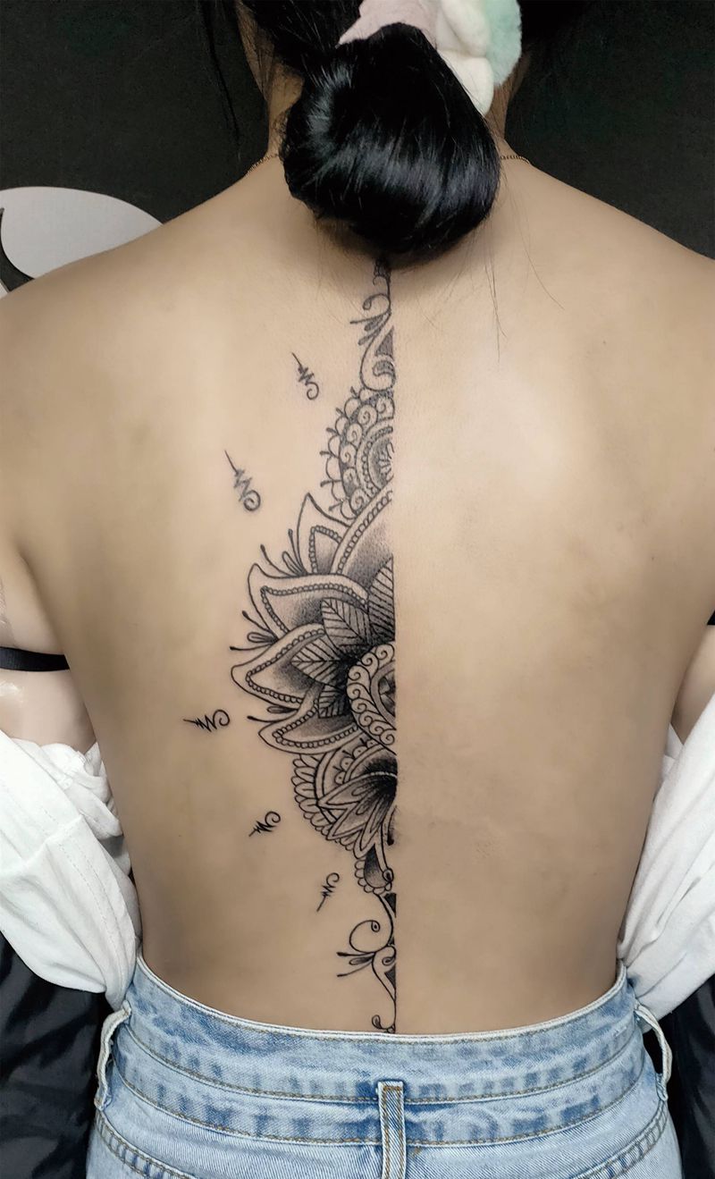 繁花纹身图片_背部纹身图案