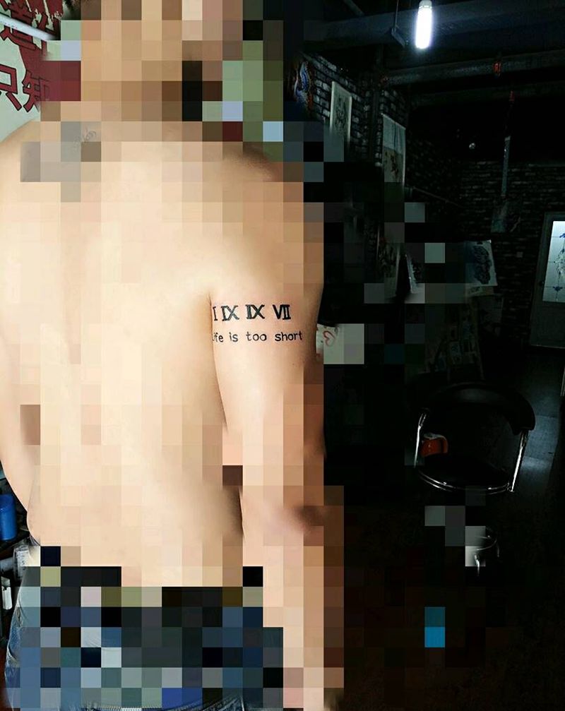 肌肉男，小英文纹身图片