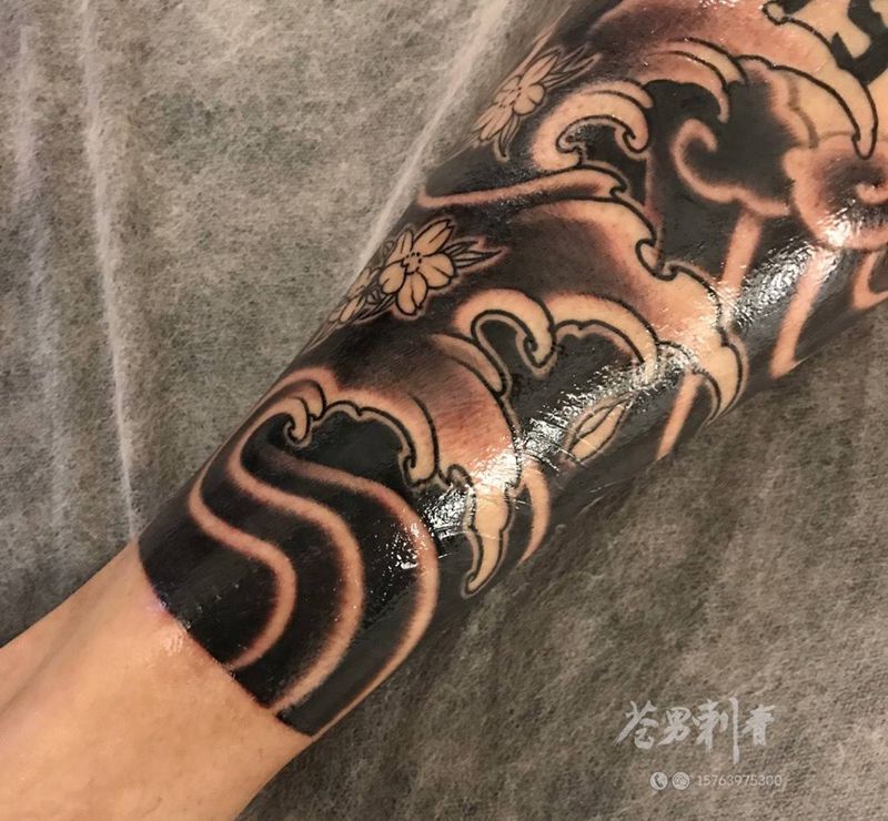 一个包小腿水浪设计纹身图片_成品腿部传统纹身图案