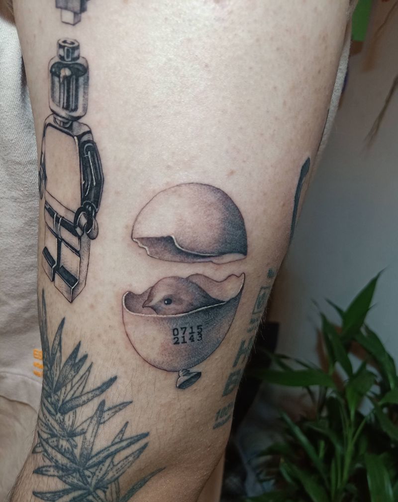 小蛋纹身图片_手臂点刺纹身图案