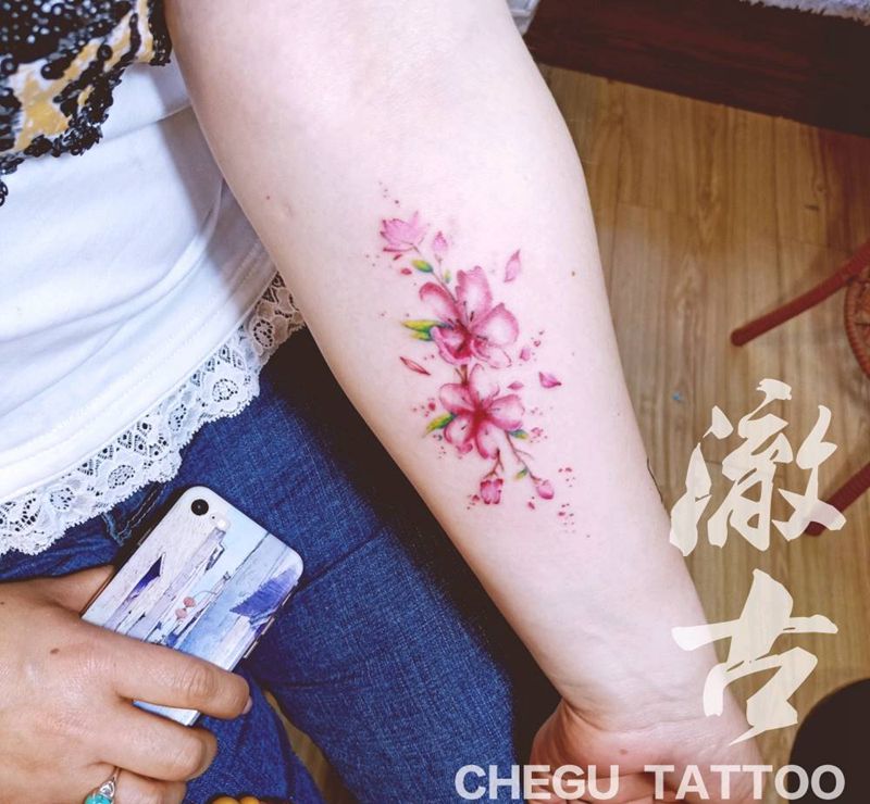 花纹身图片_手臂水彩纹身图案