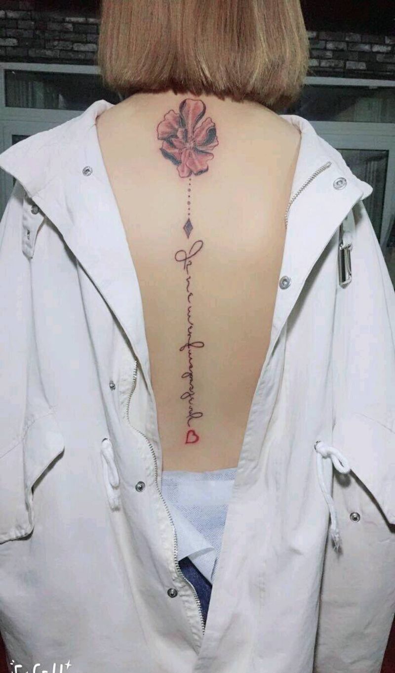 美女自己带图纹身图片