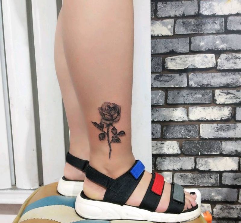 素花一枚纹身图片_腿部纹身图案