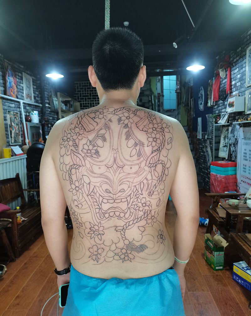 班诺线条纹身图片_背部纹身图案