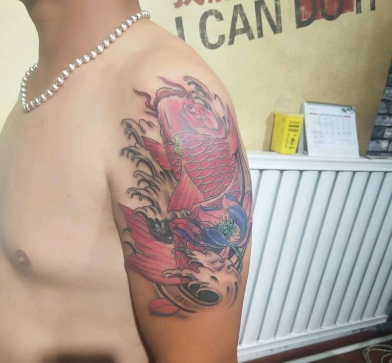 大臂锦鲤纹身图片_手臂纹身图案