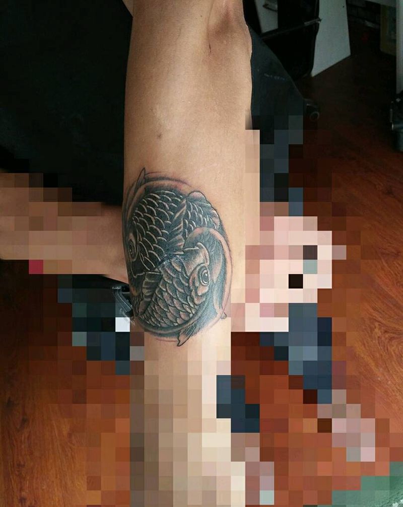 八卦鱼遮盖花蝴蝶纹身图片