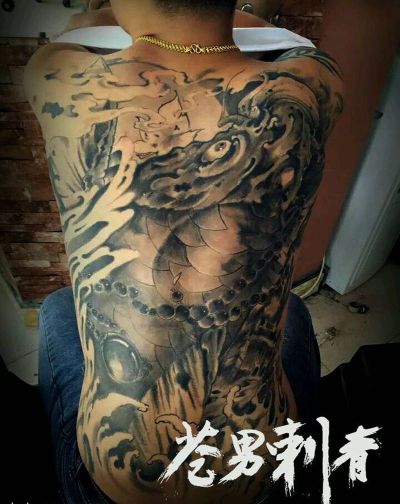 鲤纹身图片_背部传统成品纹身图案