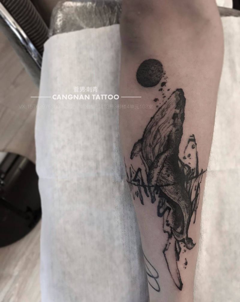 鲸纹身图片_手臂点刺纹身图案