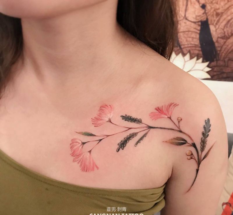 花纹身图片_胸部水彩纹身图案