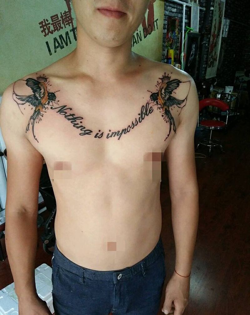 胸口对称小燕子纹身图片