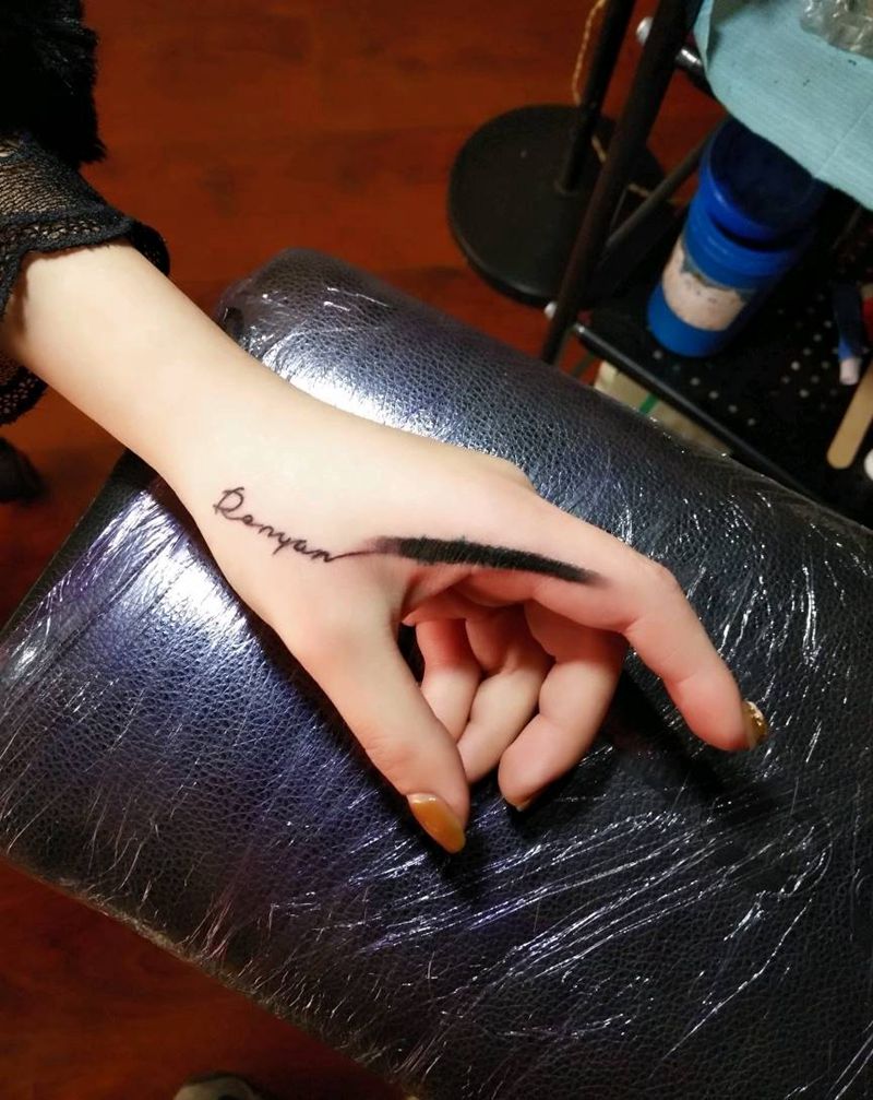 设计小遮盖纹身图片_手部清新字符成品纹身图案