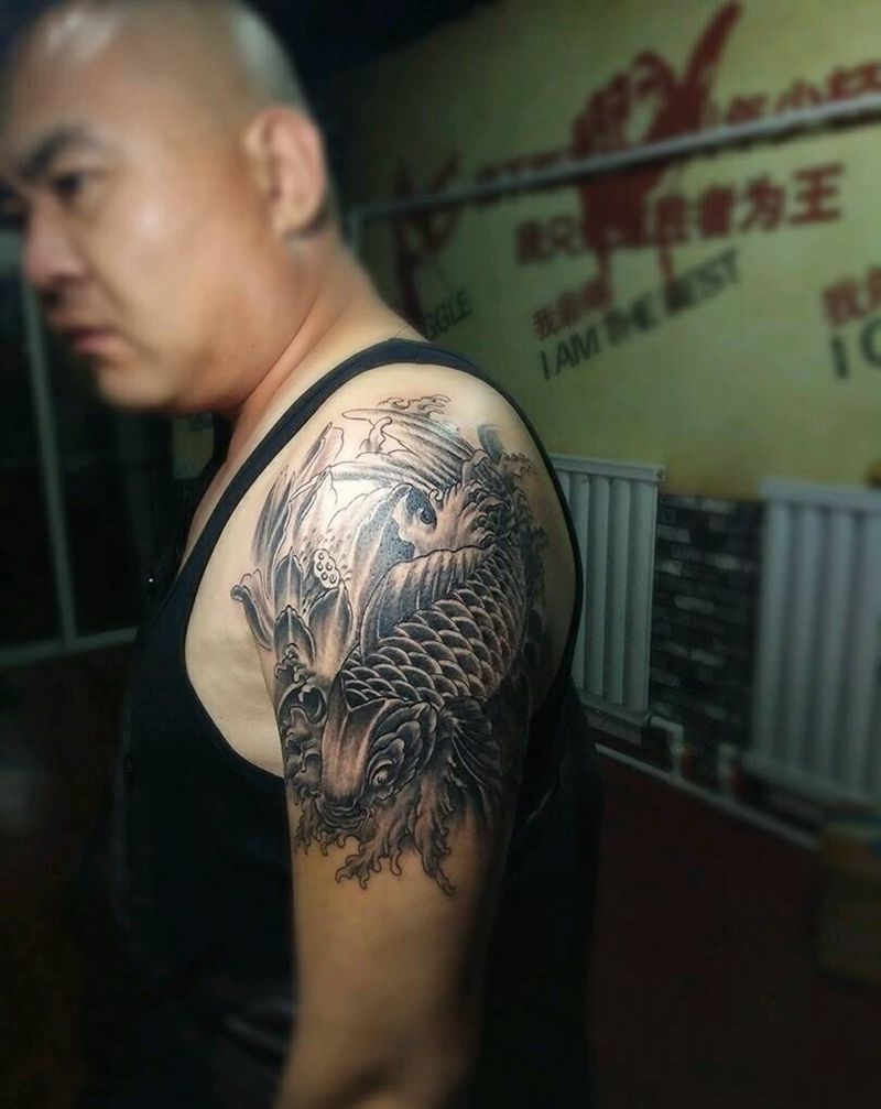 大臂鲤鱼纹身图片