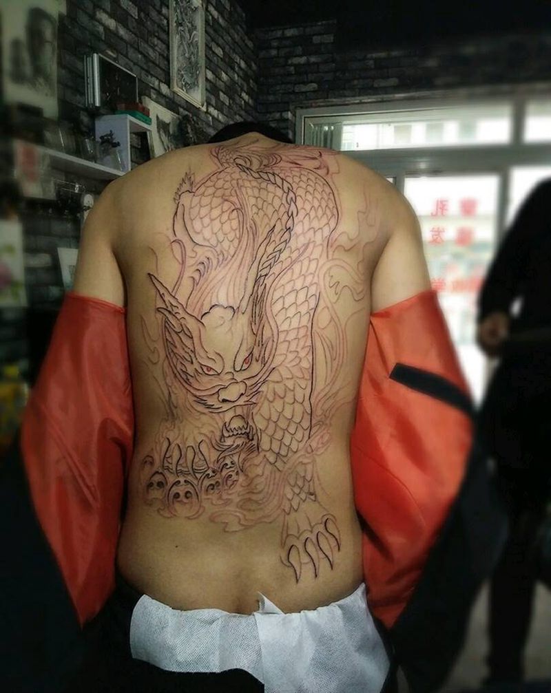 满背麒麟纹身图片