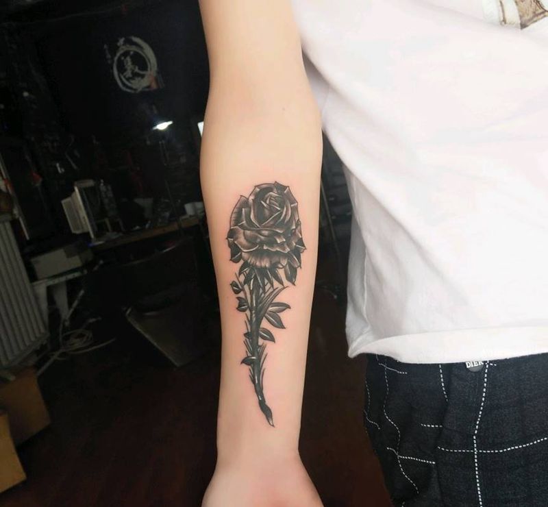 小臂玫瑰花一朵纹身图片_手臂纹身图案