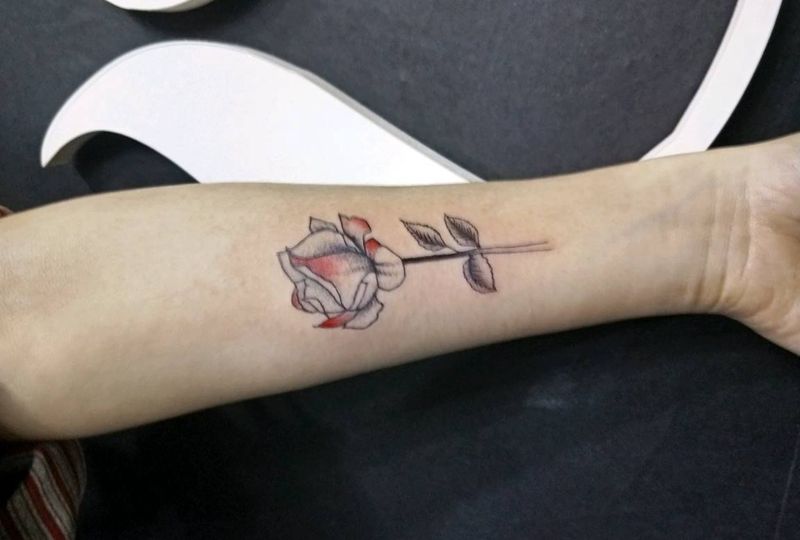 玫瑰小做纹身图片_手臂纹身图案