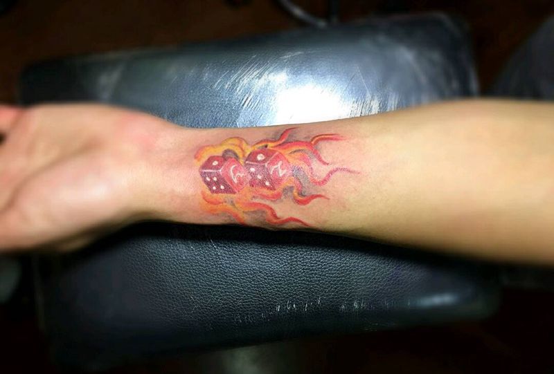 火焰中的骰子纹身图片