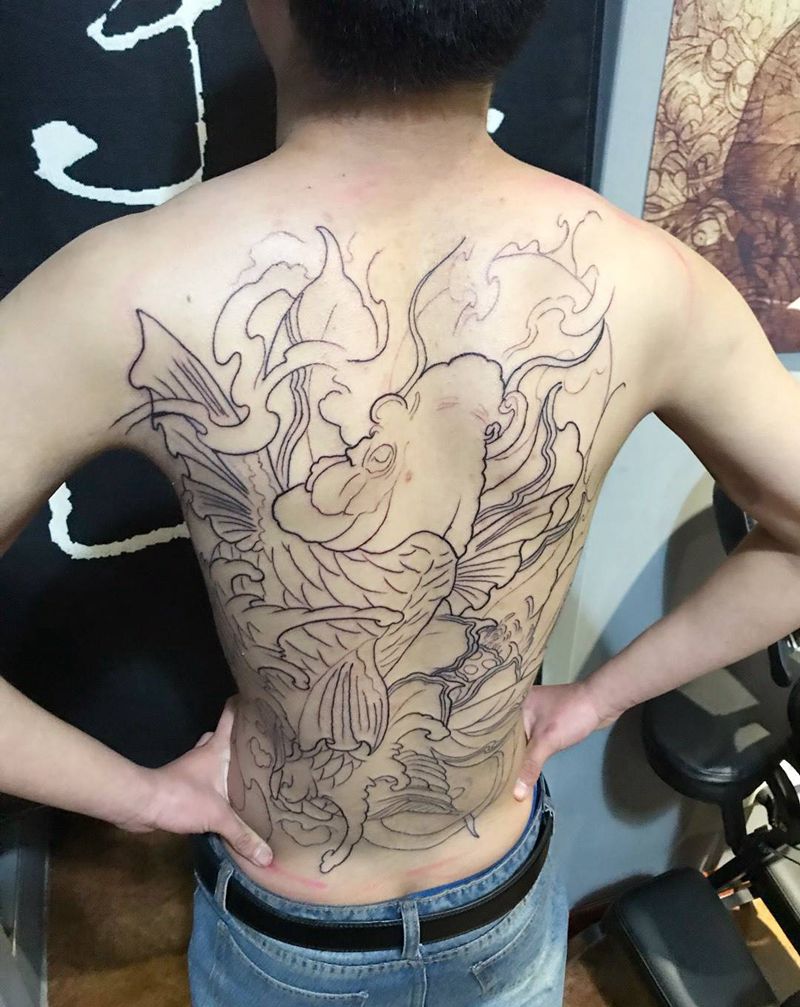 满背鲤鱼线条纹身图片