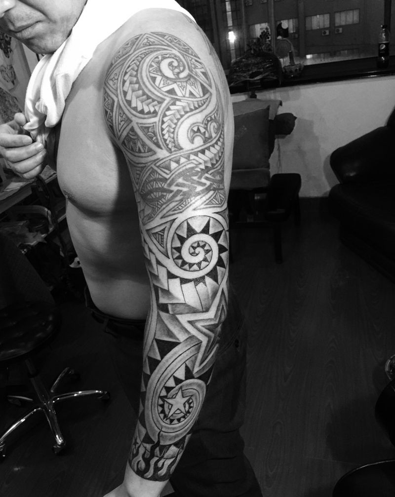 部落图腾花臂纹身图片