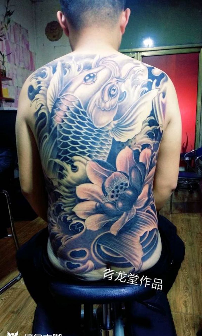 满背鱼纹身图片