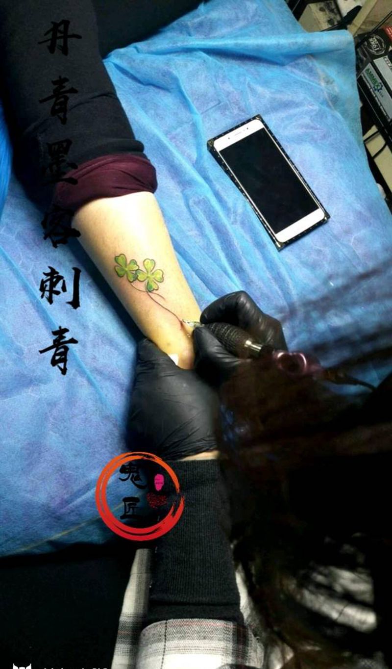 四叶草纹身图片_脚部腿部水墨纹身图案