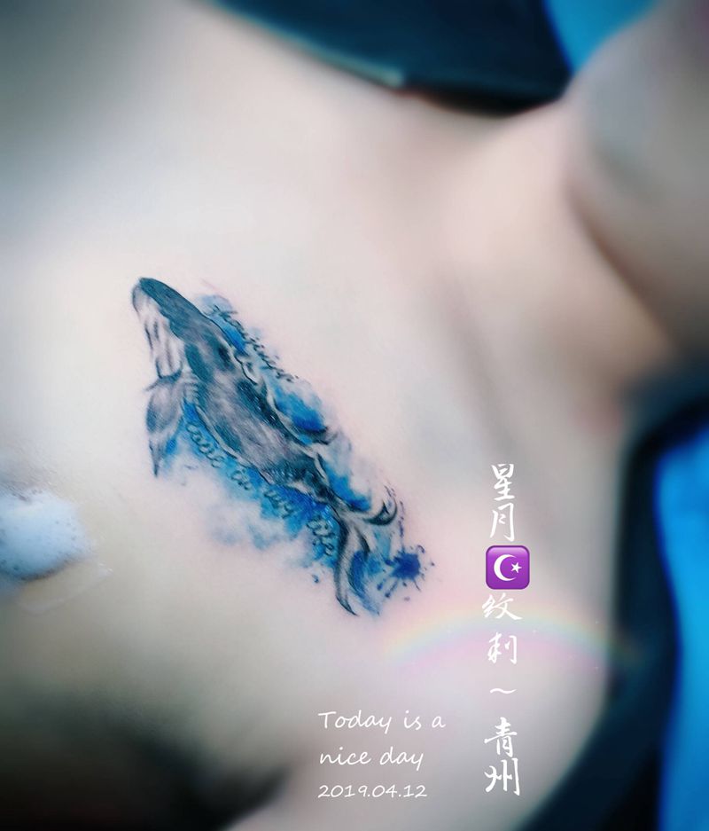 鲸鱼纹身图片_胸部纹身图案