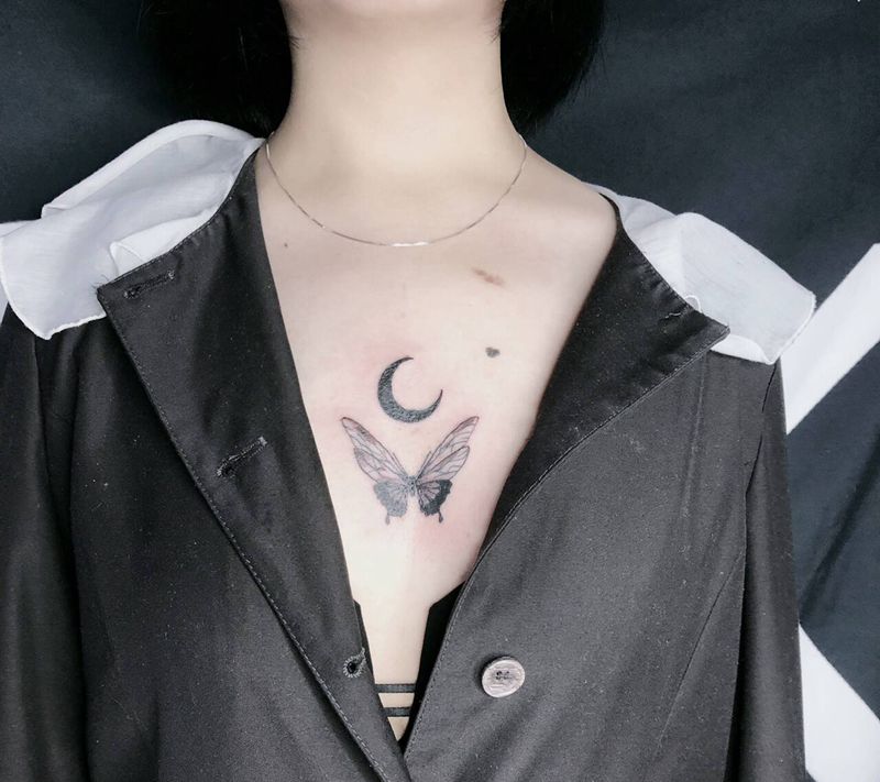 蝴蝶月亮纹身图片_胸部水墨蝴蝶 月亮纹身图案