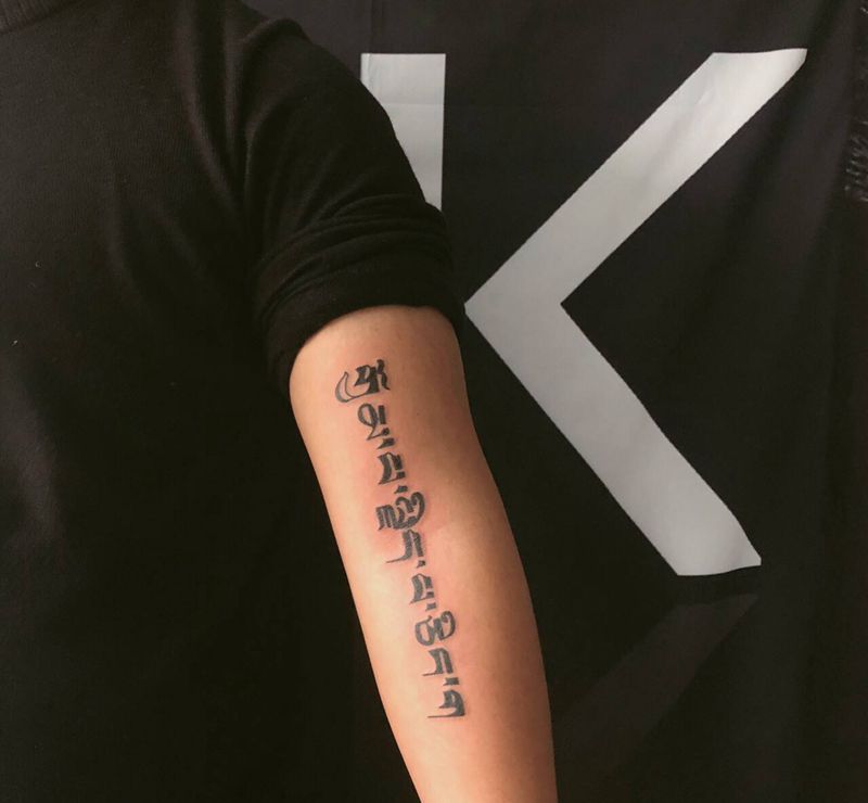 没有遗憾纹身图片_手臂图腾花体字梵文 藏文纹身图案