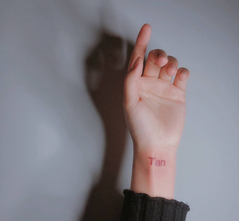 Tan纹身图片_手臂手部花体字几何英文 字母纹身图案