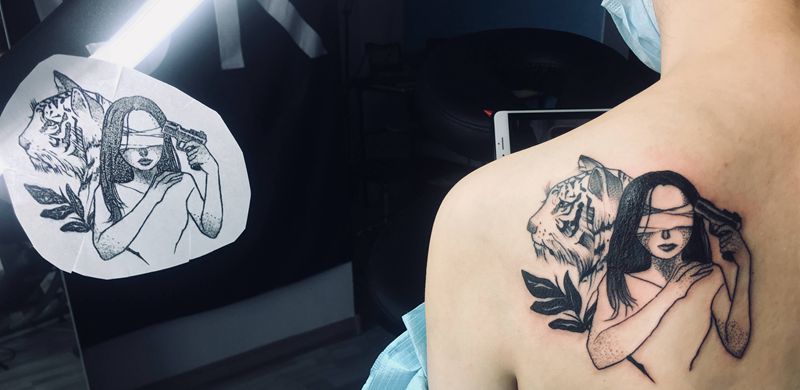 老虎女孩纹身图片_背部肩部点刺老虎纹身图案