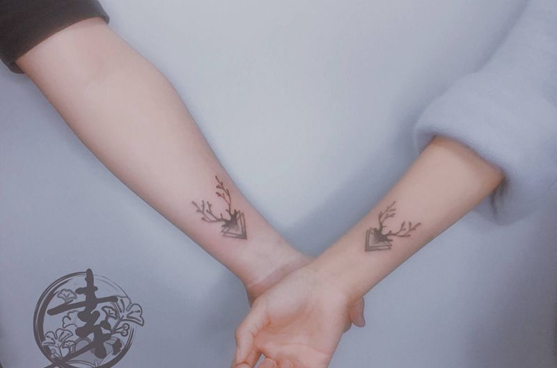 情侣鹿纹身图片_手臂点刺几何鹿头纹身图案