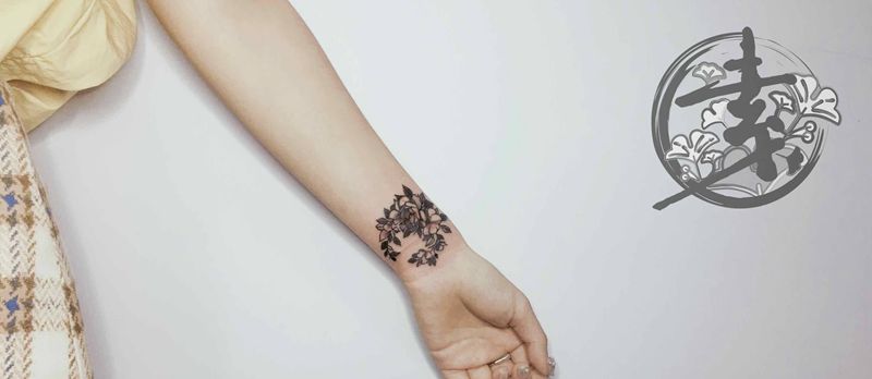 疤痕遮盖花环纹身图片_手臂水墨花环纹身图案
