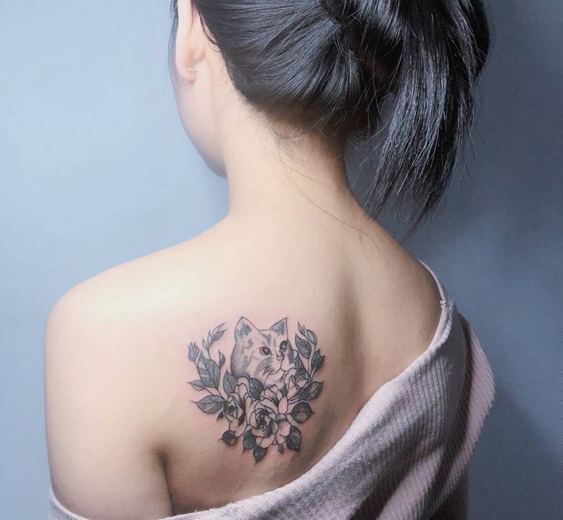 猫纹身图片_肩部背部猫 花纹身图案