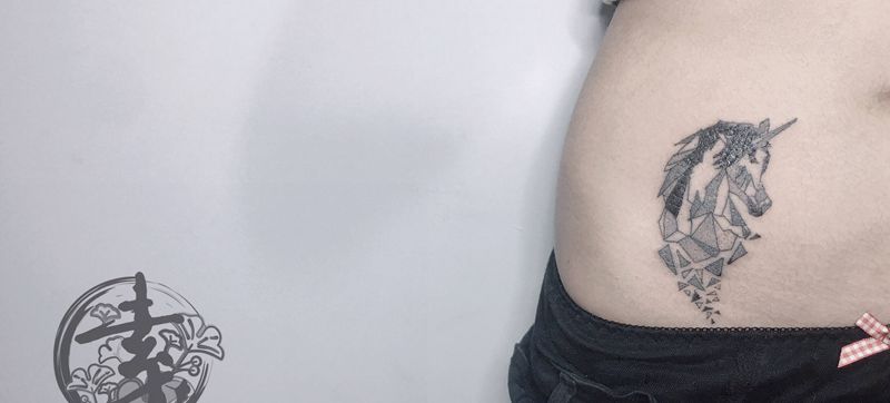 几何独角兽纹身图片_腹部腰部点刺几何独角兽纹身图案