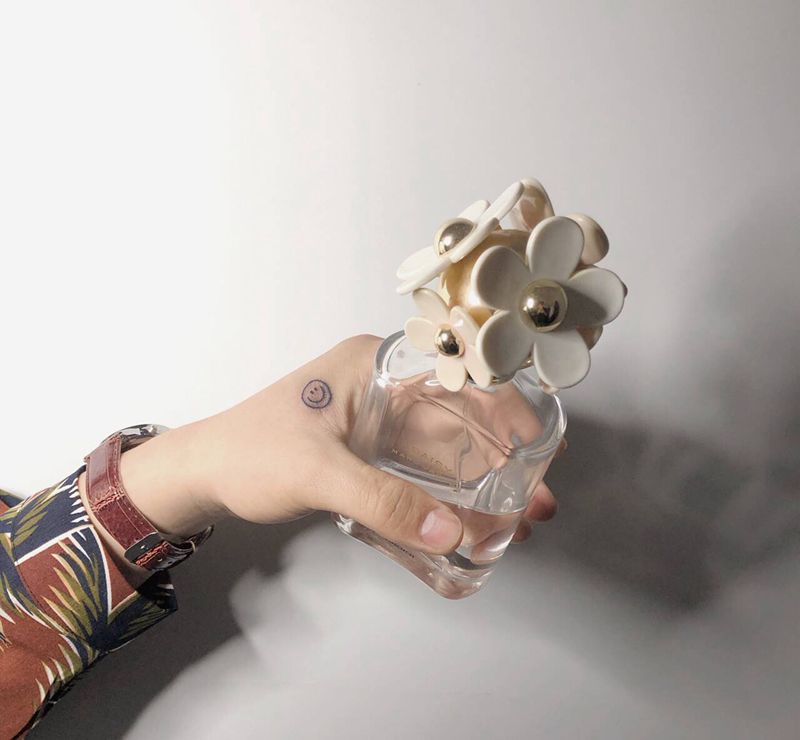 笑脸纹身图片_手部笑脸纹身图案