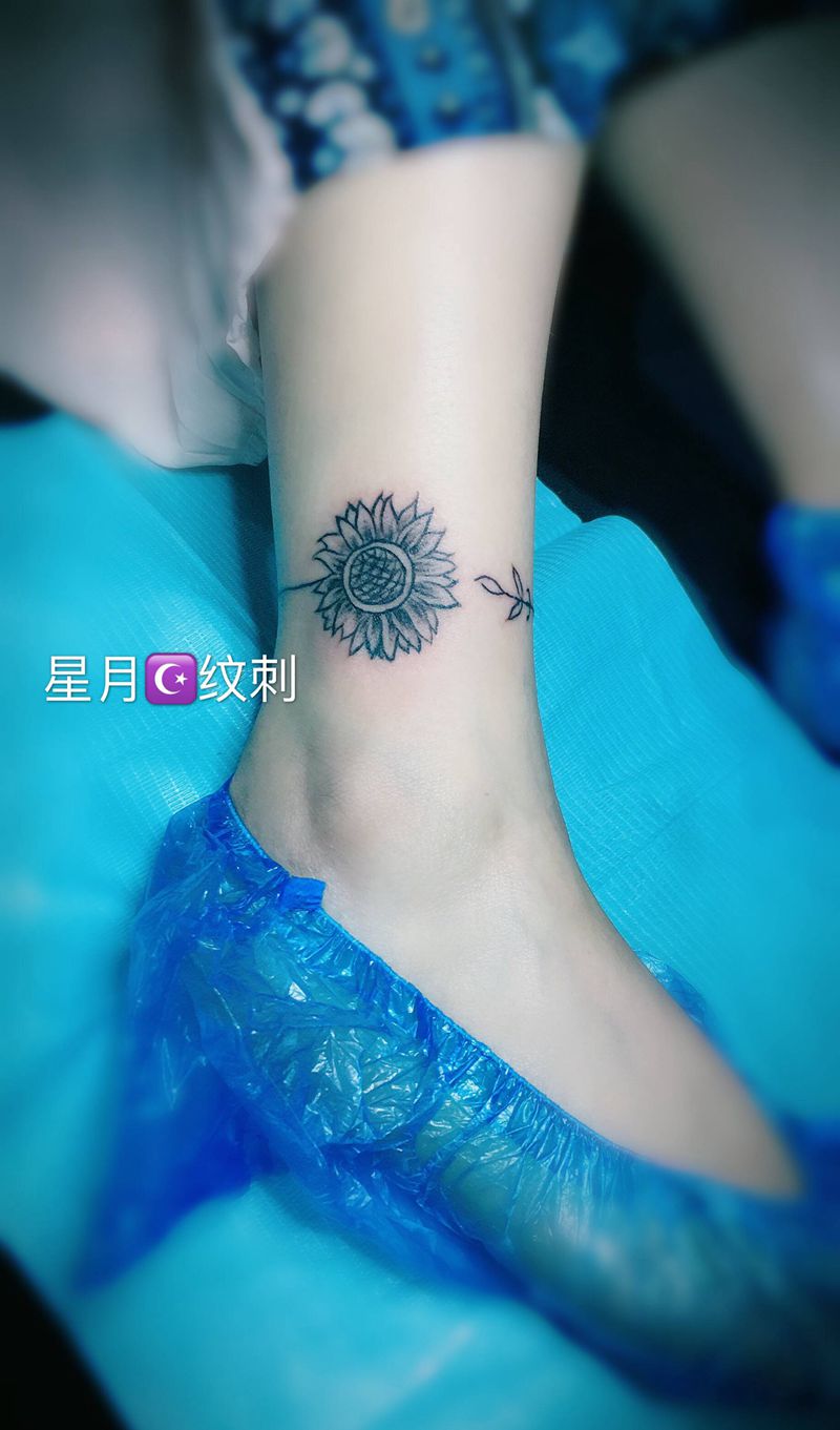向日葵纹身图片_脚部腿部纹身图案