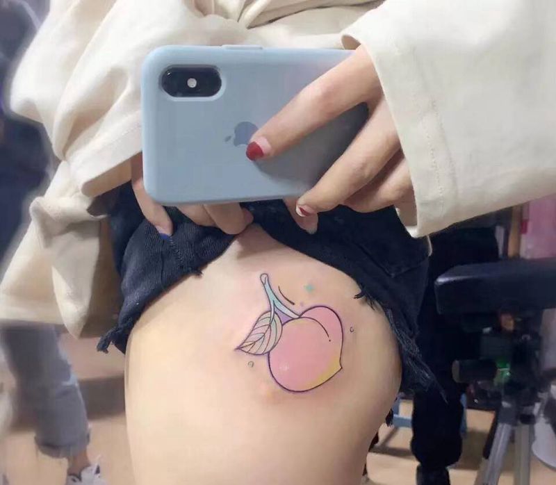 水蜜桃纹身图片_臀部水墨纹身图案