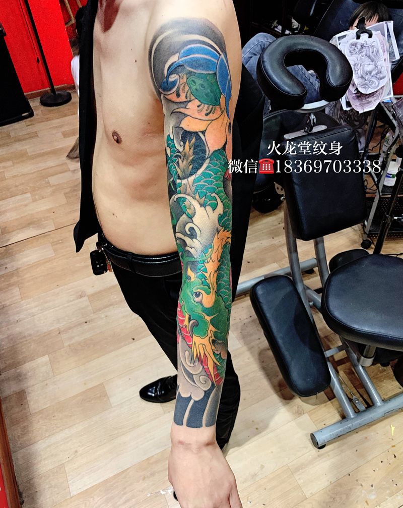 花臂龙纹身图片_手臂肩部纹身图案