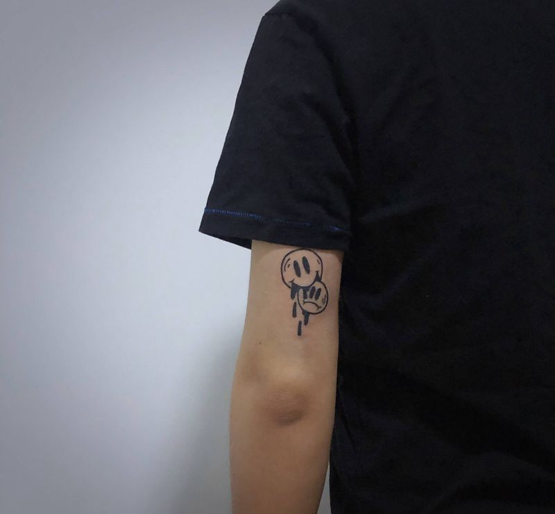 笑脸纹身图片_手臂Old School笑脸纹身图案