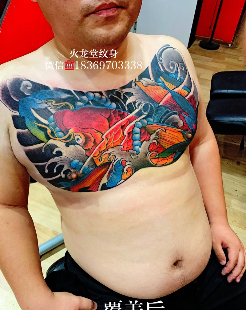 花胸鱼覆盖纹身图片_胸部老传统新传统纹身图案