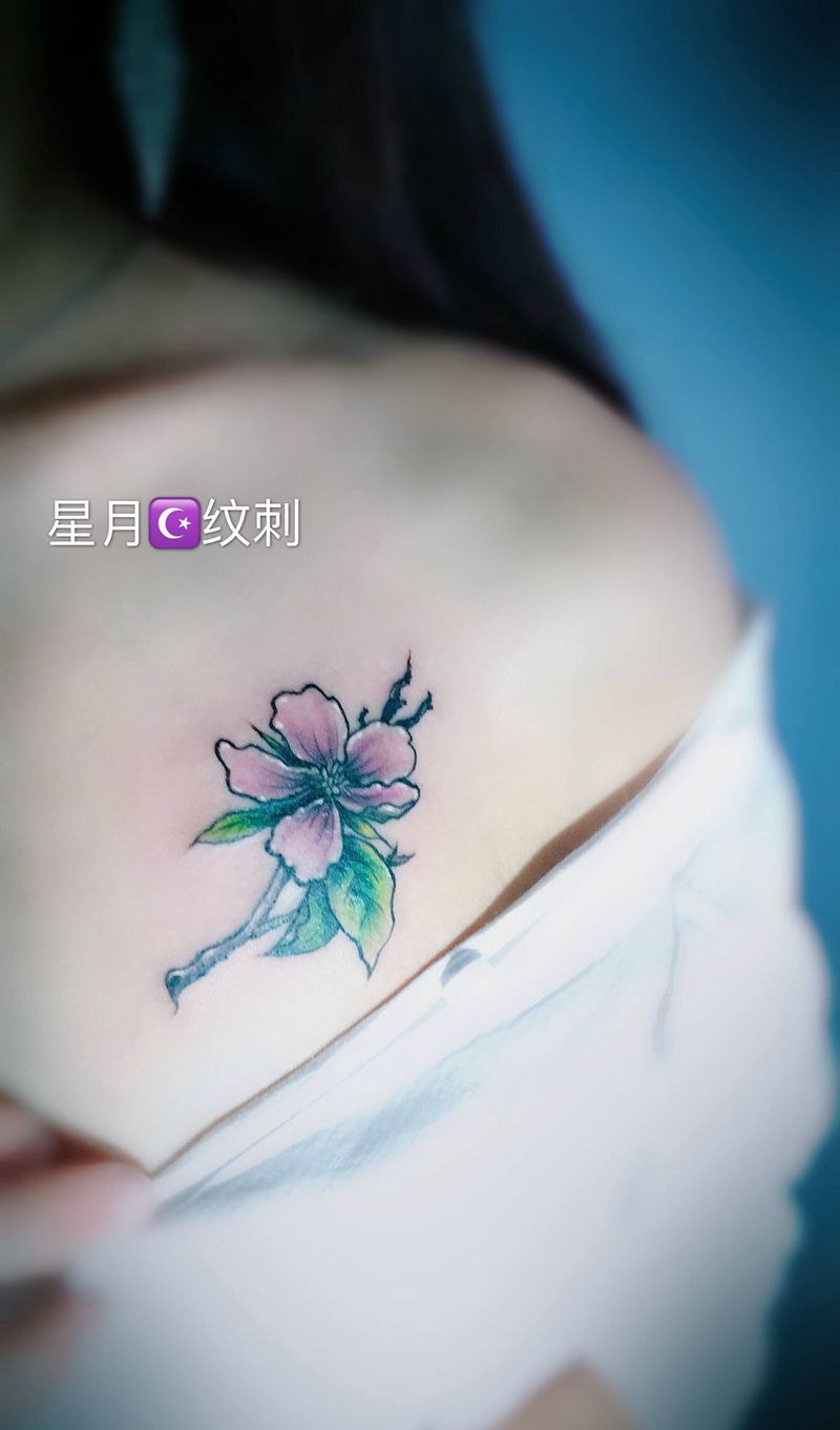 胸花纹身图片_胸部纹身图案