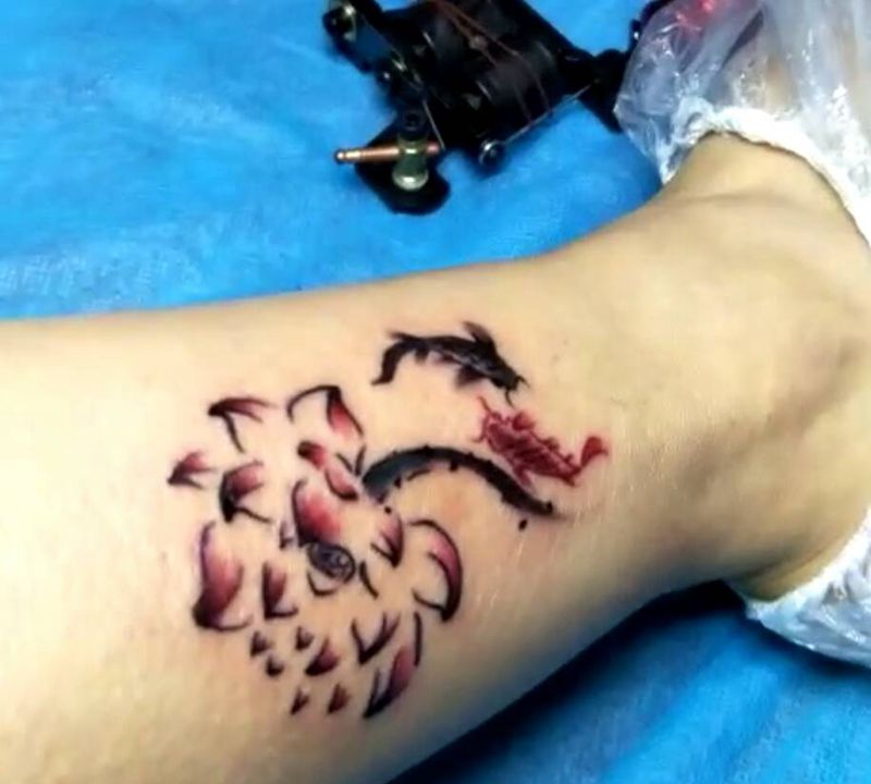 莲花鲤鱼纹身图片_腿部脚部传统国画动物植物成品纹身图案