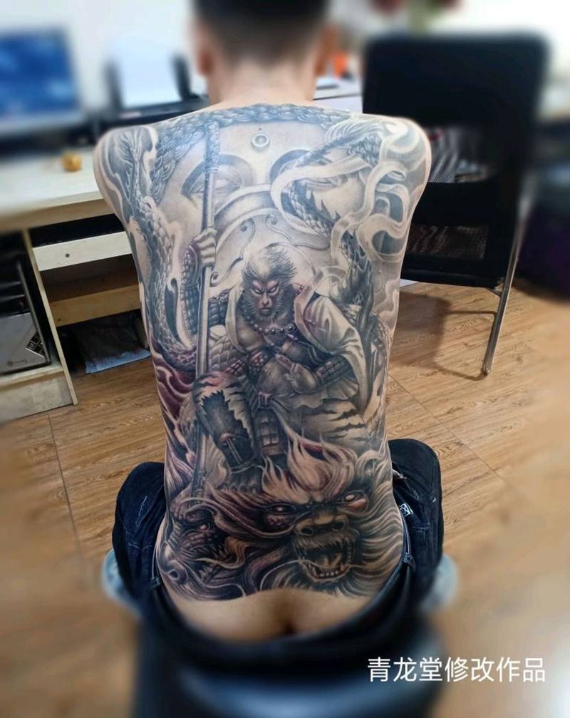 修改猴子纹身图片_臀部背部老传统纹身图案