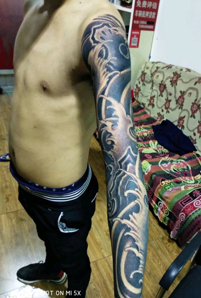 浪臂遮盖纹身图片