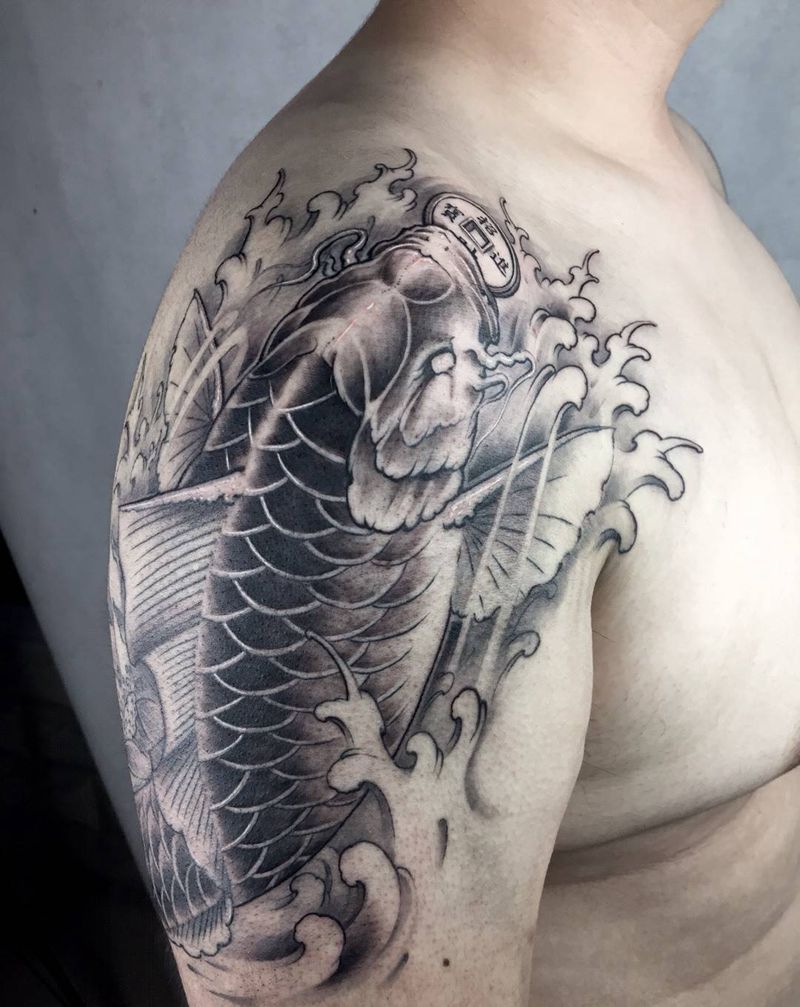 招财富贵鱼纹身图片_手臂肩部新传统鱼招财荷花纹身图案