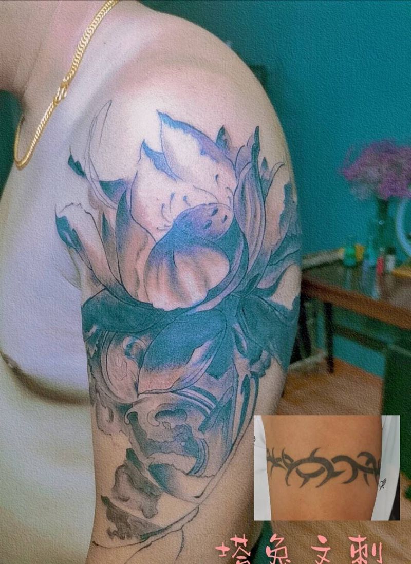 旧纹身遮盖纹身图片_肩部手臂水墨莲花荷花遮盖纹身图案