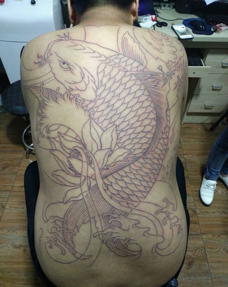 线条满背鱼纹身图片