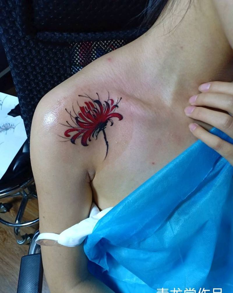 彼岸花纹身图片_肩部颈部老传统水墨纹身图案