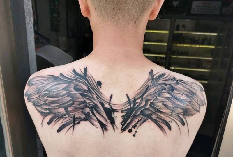 水墨臂膀纹身图片_肩部水墨纹身图案