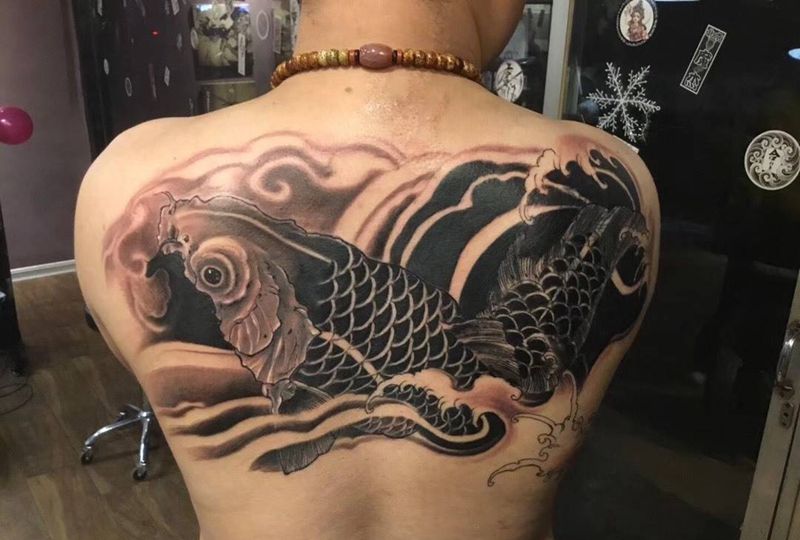 半背鲤鱼纹身图片_传统背部成品动物纹身图案